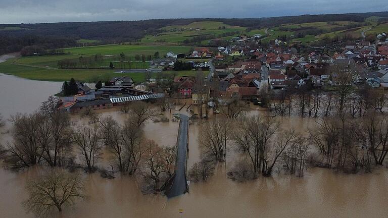 Auch in Diebach kommt man mit dem Hochwasser, knapp unter&nbsp; Meldestufe 4, gut zurecht.