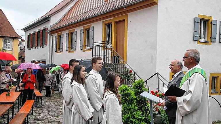 Ein neuer Treffpunkt für Sulzfeld ist die Kulturwerkstatt. Hier bei der Einweihung Diakon Lorenz Kleinschnitz (rechts) und Bürgermeister Gerhard Schenkel (links daneben), die sich über das generalsanierte Haus freuen.