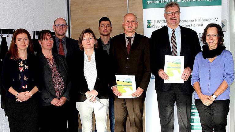 Bei der Übergabe der Förderbescheide (von links) Bettina Fritzler und Susanne Wolfrum-Horn aus dem LEADER-Sachgebiet, 1. Bürgermeister Thomas Stadelmann, Zeil, LAG-Geschäftsführerin Karin Gadamer, Thomas Zettelmeier, Bürgermeister Stefan Paulus, Knetzgau, 1. Bürgermeister Helmut Dietz, Unternerzbach und Konstanze Goldbach vom Amt für Ernährung, Landwirtschaft und Forsten.