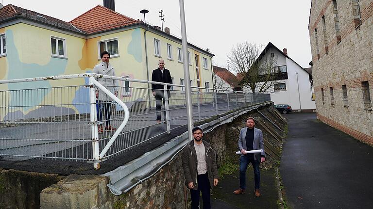 Eine große Gruppe Stettener befasst sich derzeit mit dem Projekt "Kulturgaden Stetten". Mit Mittelpunkt der ehemaligen Grundschule soll hier ein Zentrum für Wohnen, Begegnung und Kultur entstehen. Maßgebliche Planer sind Florian Burkard, Andreas Fella (oben) sowie Martin Burkard und Rüdiger Amthor. Eine große Gruppe Stettener befasst sich derzeit mit dem Projekt "Kulturgaden Stetten". Mit Mittelpunkt der ehemaligen Grundschule soll hier ein Zentrum für Wohnen, Begegnung und Kultur entstehen. Maßgebliche Planer sind Florian Burkard, Andreas Fella (oben) sowie Martin Burkard und Rüdiger Amthor.