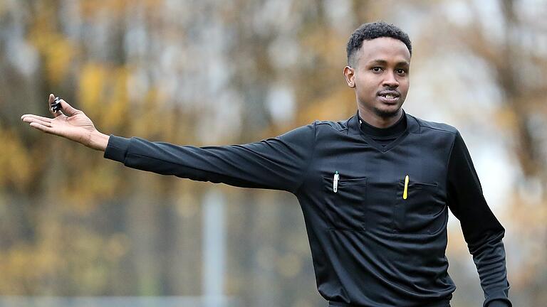 Abdifatah Muse Mohamud, Fußball-Schiedsrichter bei der&nbsp;DJK Hergolshausen, sagt: 'Zu den Sportplätzen fahre ich meist mit dem von meinem ersten hier verdienten Geld gekauften Fahrrad.'