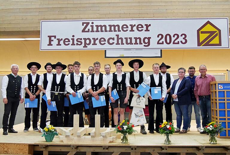 Bei der Freisprechung der Zimmerergesellen in der Innung Schweinfurt-Haßberge (von links): Präsident des Bayerischen Zimmererverbandes Peter Aicher, Xaver Kraus, Lukas Altenfelder, Robert Brühl, Linus Brendler, Lucas Manger, Sebastian Lieb, Simon Hohmann, Manuel Maaß, Sarah Listmann, Innungs- und Kammersieger Moritz Moor, Hannes Marquart, Niklas Reichhold, Innungsobermeisterin Marion Treiber, Stellvertretender Obermeister Sebastian Rappelt von der Innung Würzburg-Kitzingen und Obermeister und Vizepräsident des Bayerischen Zimmererverbandes Hermann Lang. Bei der Freisprechung der Zimmerergesellen in der Innung Schweinfurt-Haßberge (von links): Präsident des Bayerischen Zimmererverbandes Peter Aicher, Xaver Kraus, Lukas Altenfelder, Robert Brühl, Linus Brendler, Lucas Manger, Sebastian Lieb, Simon Hohmann, Manuel Maaß, Sarah Listmann, Innungs- und Kammersieger Moritz Moor, Hannes Marquart, Niklas Reichhold, Innungsobermeisterin Marion Treiber, Stellvertretender Obermeister Sebastian Rappelt von der Innung Würzburg-Kitzingen und Obermeister und Vizepräsident des Bayerischen Zimmererverbandes Hermann Lang.
