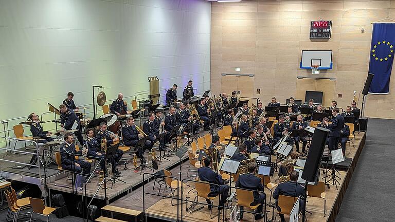 Das Erfurter Luftwaffenmusikkorps gab in Münnerstadt ein Konzert zugunsten der Nachwuchsarbeit der örtlichen Musikschule.       -  Das Erfurter Luftwaffenmusikkorps gab in Münnerstadt ein Konzert zugunsten der Nachwuchsarbeit der örtlichen Musikschule.