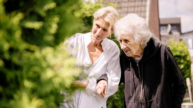 TV Ausblick ZDF - Ein Zuhause für Vergessende       -  Julia Bernsee (l) und ihre Mutter.