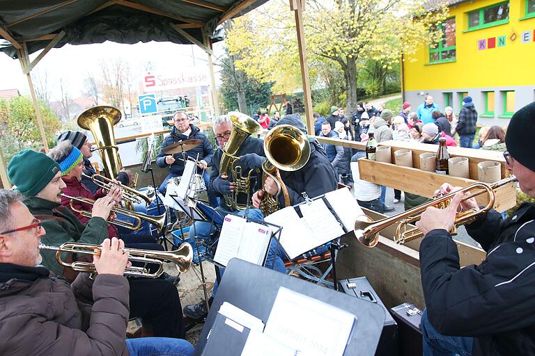 Mit Blasmusik durchs Dorf: Beim Kirchweihumzug spielte die Kirchschönbach-Geesdorfer Blasmusik frisch auf und wertete so den Kirchweihsonntag musikalisch auf.