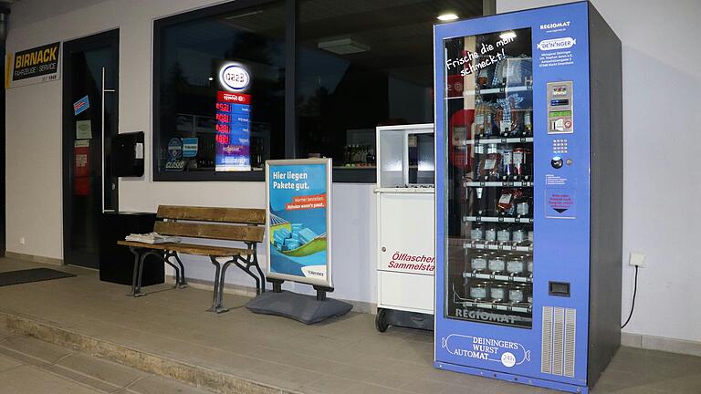 Wer an Pfingsten spontan grillen möchte, findet im Lebensmittelautomaten der Metzgerei Deniniger an der Esso-Tankstelle in Iphofen Steaks, Bratwürste oder Bauchscheiben. Wer an Pfingsten spontan grillen möchte, findet im Lebensmittelautomaten der Metzgerei Deniniger an der Esso-Tankstelle in Iphofen Steaks, Bratwürste oder Bauchscheiben. 