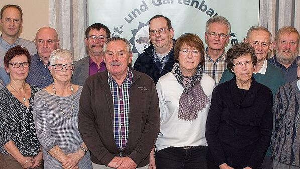 Viele Jahre hielten sie dem Obst- und Gartenbauverein mit Imkergruppe Langenprozelten die Treue und gestalteten aktiv mit. Dafür wurden sie mit Ehrennadel und Urkunde ausgezeichnet oder zu Ehrenmitglidern ernannt (von links): Gisela Danz, Renate Bergmann, Richard Höfling, Markus Riedmann (Leiter Imkergruppe),Cornelia Dorsch, Karl Rüb, Margot Holzapfel, Klaus Holzapfel, Armit Heidrich, Norbert Schönmann, Margot Dillinger, Edgar Grob, Irene Rüb, Helmut Kühnelt, Karl Egert, Karl Ruppert, Winfried Felbinger (Ehrenvorsitzender) und Vorsitzende Monika Krug.