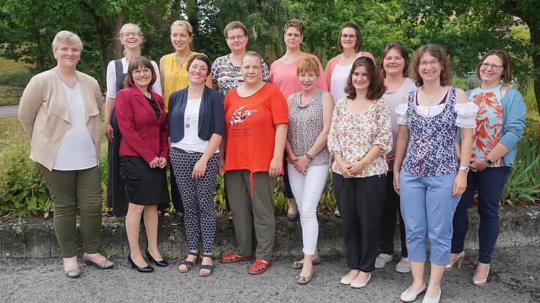 Erfolgreiche Absolventinnen: Die Abschlussprüfung zur Hauswirtschafterin haben alle Teilnehmerinnen bestanden. Das Bild zeigt sie mit der Prüfungsausschussvorsitzenden Heidi Then (links).