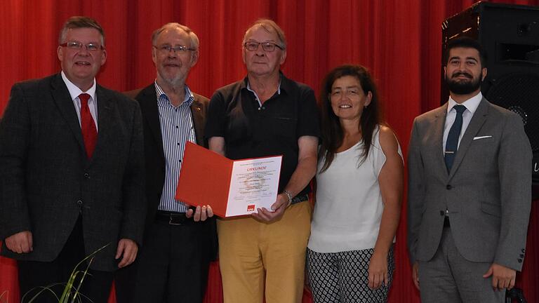 Zur Überreichung der Willy Brandt Medaille an Rudi Hepf (Mitte) gratulierten die Parteigenossen: Volkmar Halbleib, Walter Kolbow, Christine Haupt-Kreutzer und Abdu Bilican (von links).