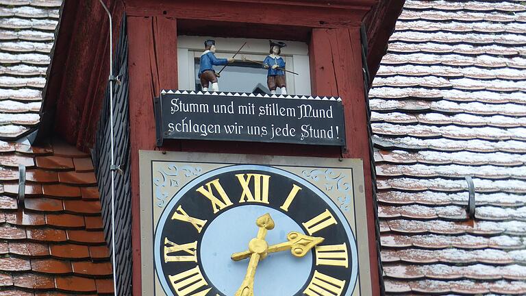 Das Glockenspiel am Wiesenbronner Rathaus. Zu jeder halben und ganzer Stunde schlagen der Häcker (links) und der Bauer aufeinander ein.