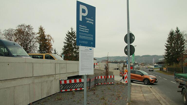 Mehrere Schilder machen darauf aufmerksam, dass die Parkplätze am Gesundheitszentrum jetzt kostenpflichtig sind.