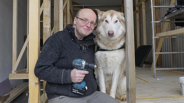 Wander-Blogger Markus Balkow aus Enheim im Landkreis Kitzingen baut sein eigenes Tiny House im Garagenhof in Markt Bibart. Darin will er bald mit seiner Malamute-Hündin Leila leben.