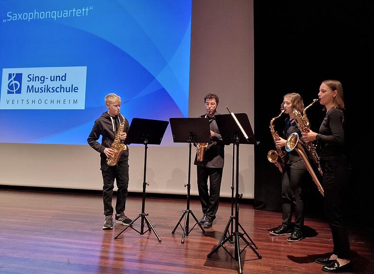Die Sportlerehrung umrahmte musikalisch ein Saxophonquartett der Sing- und Musikschule Veitshöchheim mit v.l.n.r. Matteo Bertsch, Daniel Delgado, Annalena Neu und Ann-Kathrin Grammel, die auch die Leitung des Quartetts innehat, mit 'Calypso step' von Valentin Hude, 'Rondeau' von Francois Devienne und 'Liza' von George Gershwin. Die Sportlerehrung umrahmte musikalisch ein Saxophonquartett der Sing- und Musikschule Veitshöchheim mit v.l.n.r. Matteo Bertsch, Daniel Delgado, Annalena Neu und Ann-Kathrin Grammel, die auch die Leitung des Quartetts innehat, mit 'Calypso step' von Valentin Hude, 'Rondeau' von Francois Devienne und 'Liza' von George Gershwin.