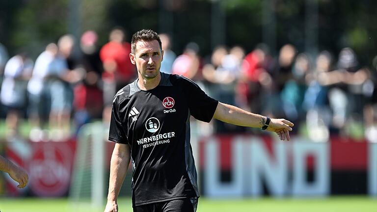 Trainingsstart 1. FC Nürnberg       -  Der neue Trainer Miroslav Klose leitet das Training.