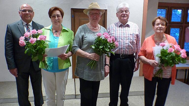 Kurt Lamparter (von links) vom Sängerkreis Würzburg ehrte Waltraud Reinhardt, Ingeborg Weismann, Karl Reinbott und Ute Wenisch für besondere, langjährige Leistungen in der Vereinsarbeit.