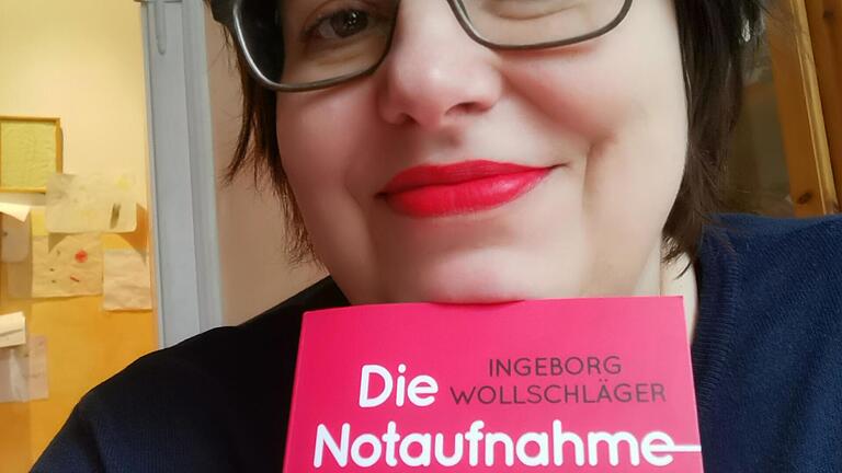 Ingeborg Wollschläger mit ihrem Buch 'Die Notaufnahmeschwester'. Ingeborg Wollschläger mit ihrem Buch 'Die Notaufnahmeschwester'.