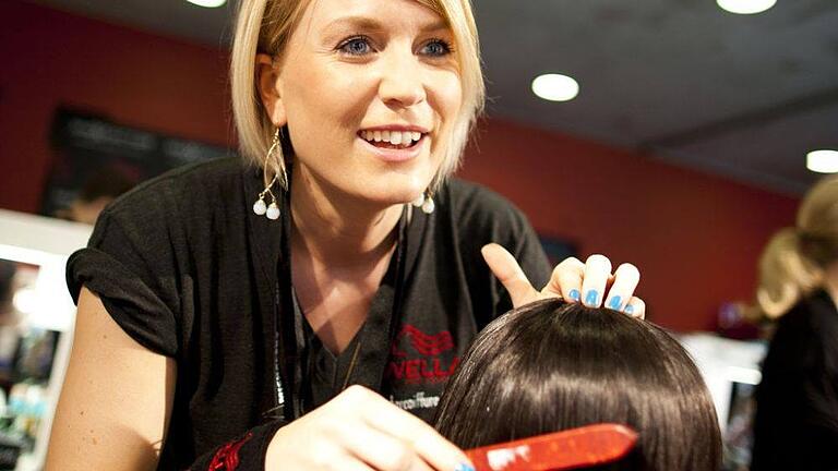 Friseurmeisterin Carina Zinßler vermisst derzeit ihren Beruf sehr. Sie hofft, dass die Zeiten bald wieder so sind, dass sie ihren Friseursalon öffnen kann. Friseurmeisterin Carina Zinßler vermisst derzeit ihren Beruf sehr. Sie hofft, dass die Zeiten bald wieder so sind, dass sie ihren Friseursalon öffnen kann.