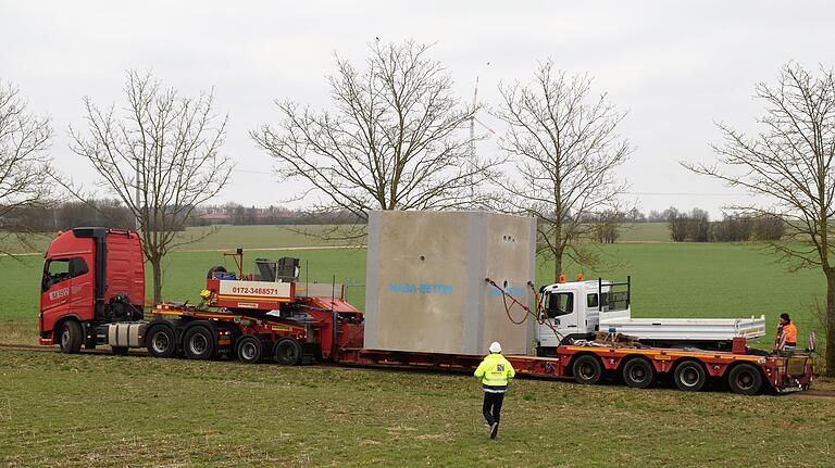 40 Tonnen schwer ist die Pumpstation, die per Schwertransporter nach Uffenheim gelangte.