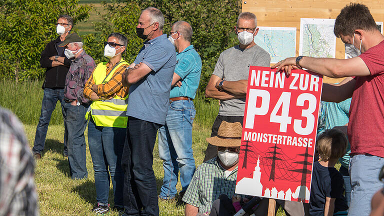 Durch Corona-Auflagen war die Teilnehmerzahl bei der Demonstration in Heßdorf gegen eine Monstertrasse auf 150 Teilnehmer begrenzt. Durch Corona-Auflagen war die Teilnehmerzahl bei der Demonstration in Heßdorf gegen eine Monstertrasse auf 150 Teilnehmer begrenzt.