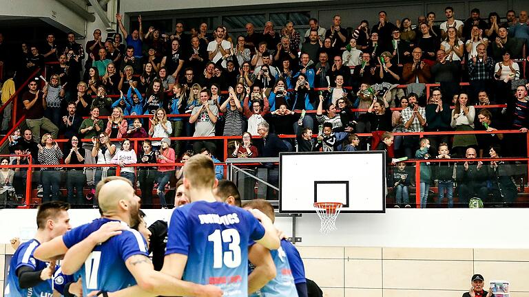 Jubel in der vollen Eltmanner Georg-Schäfer-Halle: Wenn es nach Rolf Werner geht, sollen die Fans baldmöglichst wieder Zweitliga-Volleyball zu sehen bekommen.