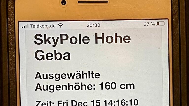 An der Infotafel zum Skypole gelangt man über einen QR-Code auf die Internetseite hohegeba.skypole.de und kann nach der Eingabe der Augenhöhe eine Vielzahl an Sternenbildern anpeilen.