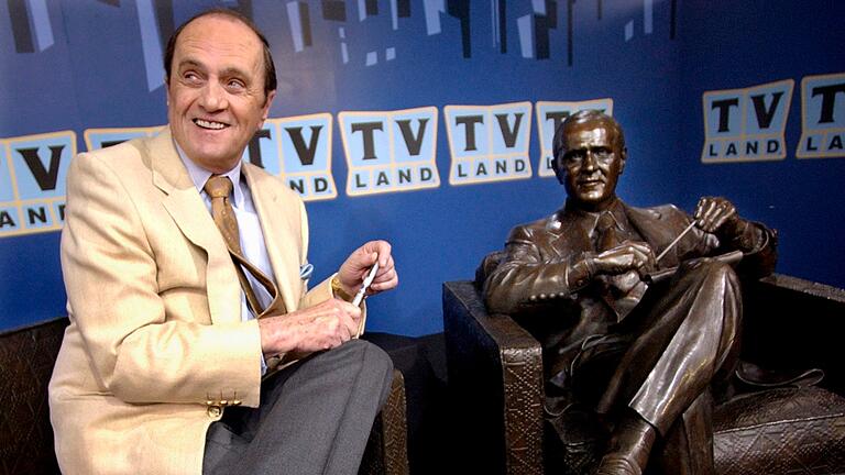 US-Komiker Bob Newhart gestorben - Bob Newhart mit einer Bronzestatue von Dr. Bob Hartley, der Figur, die er von 1972-78 in der Sitcom „The Bob Newhart Show” spielte. US-Komiker Bob Newhart gestorben - Bob Newhart mit einer Bronzestatue von Dr. Bob Hartley, der Figur, die er von 1972-78 in der Sitcom „The Bob Newhart Show” spielte.
