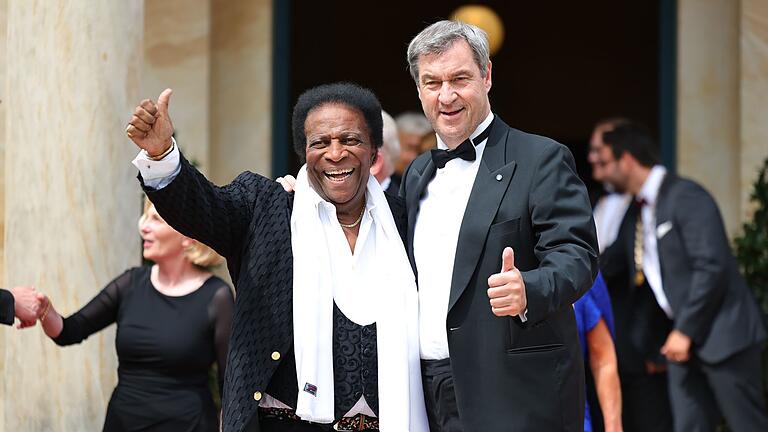 Bayreuther Festspiele 2024- Eröffnung       -  Roberto Blanco (l.) und Markus Söder genießen das Schaulaufen in Bayreuth