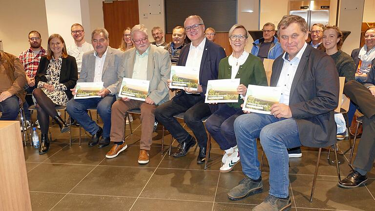 Mitarbeiter der technischen Hochschule Deggendorf stellten Ergebnisse des Projektes 'Smarte ILE' im Foyer der Arnsteiner Stadthalle vor. Im Bild die fünf verantwortlichen Bürgermeisterinnen.