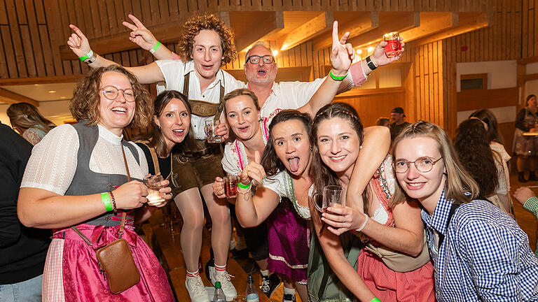 Zahlreiche Feierlustige besuchen am Samstag 19.10.24 das Gambacher Weinfest.
