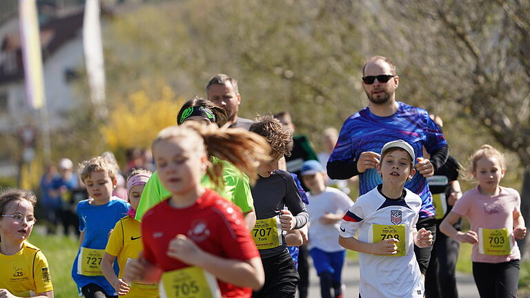 So lief der Saaletal-Marathon des SV Ramsthal       -  Der Mini-Marathon über 4,2 Kilometer führte die Teilnehmer Richtung Euerdorf, ehe es zurück ins Ziel ging.