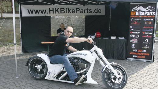 Coole Maschine: Ein Biker probiert die Sitzposition auf einem Custom-Bike von Walz Hardcore Cycles, präsentiert am Stand von HK Bike Parts. Nach Experten-Schätzung passen in den Tank etwa zwölf Liter Treibstoff, die gerade mal für 80 Kilometer reichen dürften. Coole Maschine: Ein Biker probiert die Sitzposition auf einem Custom-Bike von Walz Hardcore Cycles, präsentiert am Stand von HK Bike Parts. Nach Experten-Schätzung passen in den Tank etwa zwölf Liter Treibstoff, die gerade mal für 80 Kilometer reichen dürften.