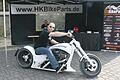 Coole Maschine: Ein Biker probiert die Sitzposition auf einem Custom-Bike von Walz Hardcore Cycles, präsentiert am Stand von HK Bike Parts. Nach Experten-Schätzung passen in den Tank etwa zwölf Liter Treibstoff, die gerade mal für 80 Kilometer reichen dürften.
