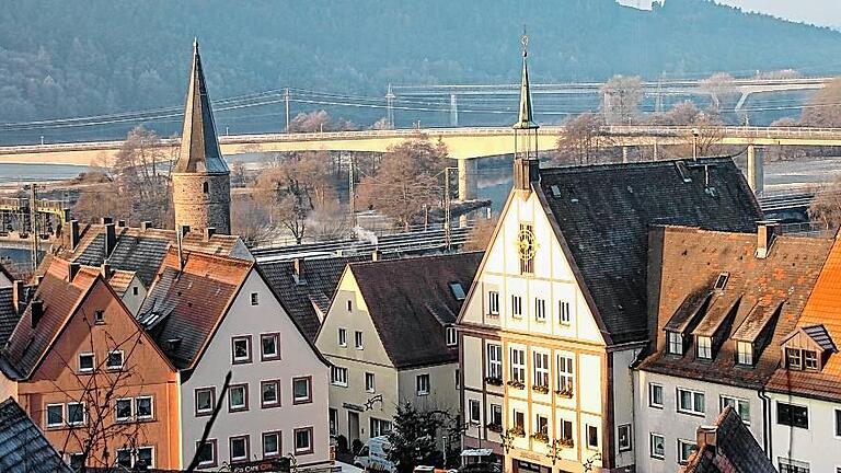 Nach nur 42 Jahren Standzeit wird die Spannbetonbrücke über den Main bei Gemünden ab der kommenden Woche abgerissen und durch eine Beton-/Stahlkonstruktion ersetzt. Nach nur 42 Jahren Standzeit wird die Spannbetonbrücke über den Main bei Gemünden ab der kommenden Woche abgerissen und durch eine Beton-/Stahlkonstruktion ersetzt.