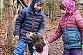 Franz und Elisabeth sind happy. Endlich ist Kita-Hündin Believe wieder da und verbringt mit ihnen einen erlebnisreichen Tag im Waldkindergarten.