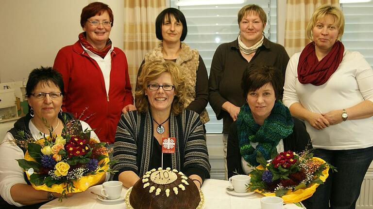 2012 vergab der Medizinische Dienst der Kranken- und Pflegekassen die Note 1,0 für die Sozialstation in Mellrichstadt. Darüber freuten sich (vorne, von links) Johanna Dietz, Angelika Ochs und Ulli Feder sowie (hinten, von links)&nbsp; Petra Hofmann, Andrea Ebert, Maria Hohmann und Anja Karlein.&nbsp;