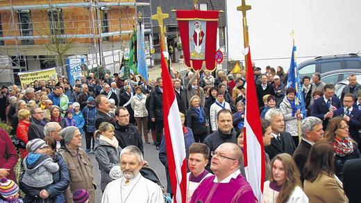 Baustelle Pfarreiengemeinschaft: Hambachs neuer Pfarrer Stefan Mollner wurde in einem festlichen Umzug zur Kirche begleitet.