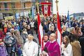 Baustelle Pfarreiengemeinschaft: Hambachs neuer Pfarrer Stefan Mollner wurde in einem festlichen Umzug zur Kirche begleitet.