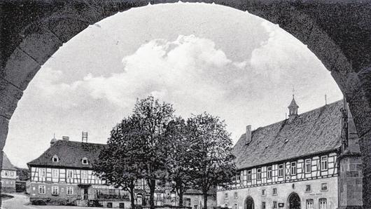 Stolzer Marktplatz: Links das Gasthaus „Zum Stern“, rechts das Rathaus der Regiomontanus-Stadt. Stolzer Marktplatz: Links das Gasthaus „Zum Stern“, rechts das Rathaus der Regiomontanus-Stadt.