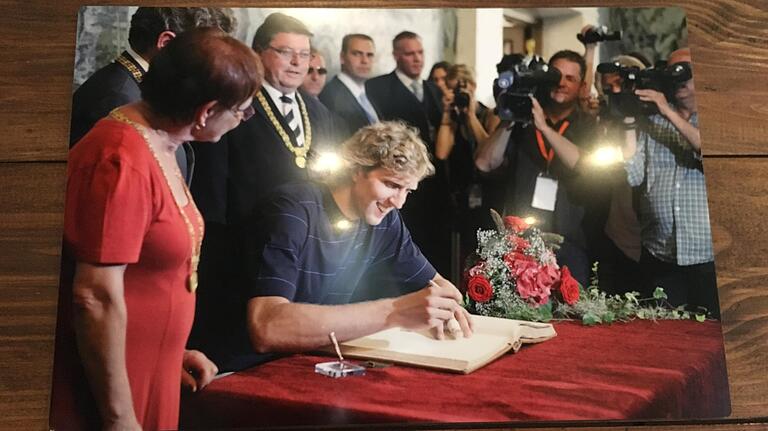 Nowitzki beim Eintrag ins Goldene Buch der Stadt Würzburg 2011.