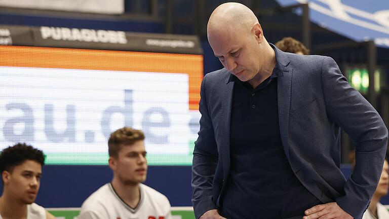 Baskets-Trainer Denis Wucherer: 'Heute hat man gut sehen können, wie wichtig Rob Lowery für uns ist, weil er das ganze Team auf ein anderes Niveau heben kann und dabei jeden mitnimmt.' Im Hintergrund seine Spieler Joashua Obiesie (links) und Jonas Weitzel.