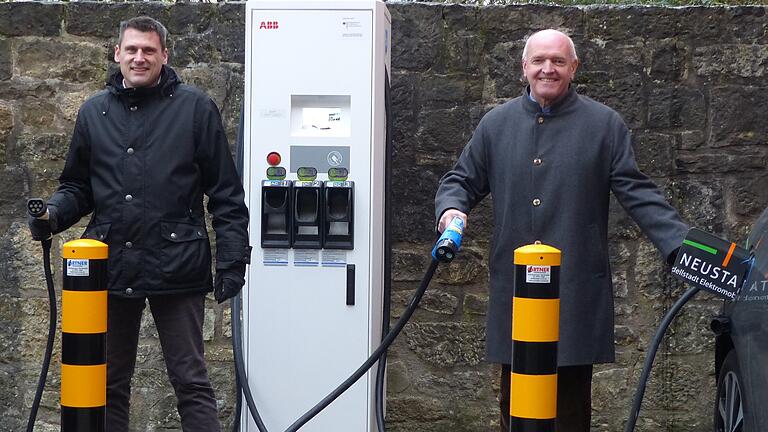 Die Schnellladesäule am Landratsamt Rhön-Grabfeld passt zum TTZ-Thema Elektromobilität. Da sind sich der Leiter der Stabsstelle Kreisentwicklung, Dr. Jörg Geier (links), und Landrat Thomas Habermann einig. Die Schnellladesäule am Landratsamt Rhön-Grabfeld passt zum TTZ-Thema Elektromobilität. Da sind sich der Leiter der Stabsstelle Kreisentwicklung, Dr. Jörg Geier (links), und Landrat Thomas Habermann einig.
