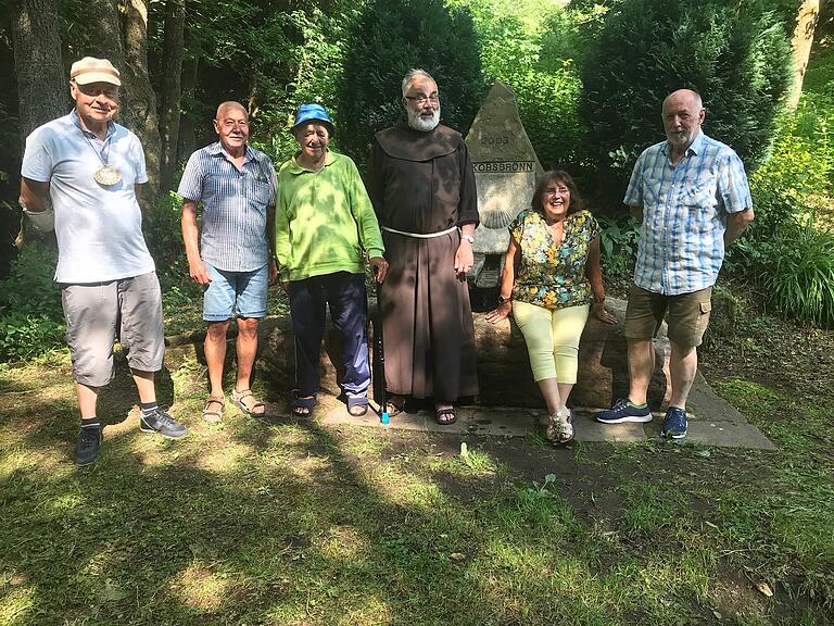 Rast am Jakobsbrunnen bei Oberweißenbrunn. Das Bild zeigt die Wallfahrer, die vor 20 Jahren den Weg nach Santiago de Compostela auf sich nahmen. Von links: Franz Eisenmann, Ferdinand Zachmann, Hans Schrenk, Pater Korbinian, Sonja Schrenk und Michael Geck.