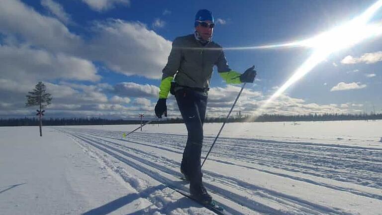 Sonne und jede Menge Schnee: Auf der Langlauftour quer durch Finnland bot sich Frank Söder aus Sandberg (im Bild) und Tilo Renner aus Floh-Seligenthal ein beeindruckendes Panorama.