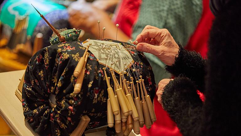 Spitzenklöppeln ist eine Handwerkskunst, die auch bei der Kulturherbst-Eröffnung zu bestaunen war.