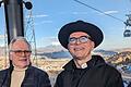 Josef Schnackig und Bischof Dr. Franz Jung sitzen beim Besuch der Würzburger Delegation in der Seilbahn über La Paz.