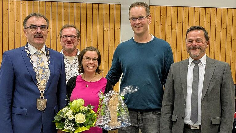 Bürgermeister Harald Hofmann (links) überreichte gemeinsam mit seinen Stellvertretern Edgar Thomas (2. von links) und Stephan Schmitt (rechts) dem Ehepaar Kerstin und Johannes Pal den Schnitthapperpreis. - Bürgermeister Harald Hofmann (links) überreichte gemeinsam mit seinen Stellvertretern Edgar Thomas (2. von links) und Stephan Schmitt (rechts) dem Ehepaar Kerstin und Johannes Pal den Schnitthapperpreis. Bürgermeister Harald Hofmann (links) überreichte gemeinsam mit seinen Stellvertretern Edgar Thomas (2. von links) und Stephan Schmitt (rechts) dem Ehepaar Kerstin und Johannes Pal den Schnitthapperpreis. - Bürgermeister Harald Hofmann (links) überreichte gemeinsam mit seinen Stellvertretern Edgar Thomas (2. von links) und Stephan Schmitt (rechts) dem Ehepaar Kerstin und Johannes Pal den Schnitthapperpreis.