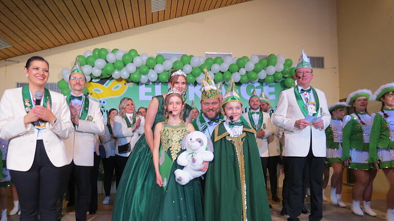 Prunksitzung in Euerdorf       -  Das Kinderprinzenpaar Mina I. von der Unteren Dorfmühle und Moritz I. von der Breet. Das Prinzenpaar Julia I. vom Mürschter Dicken Turm und Sebastian II. von den Firefighters. Gesellschaftspräsidentin Katharina Baidel (links), Sitzungspräsident Dieter Diez (rechts).