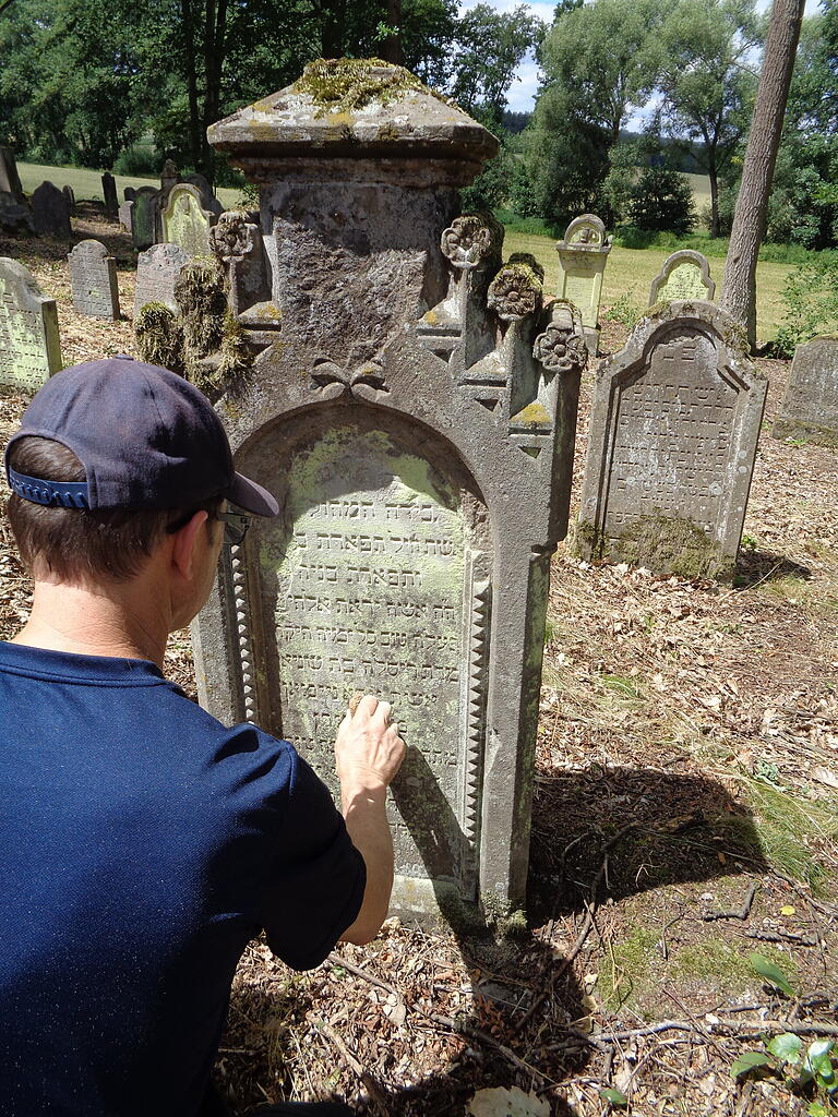 Scott Ragsdale am Grab von Rosa Neumann auf dem jüdischen Friedhof von Neustädtles.