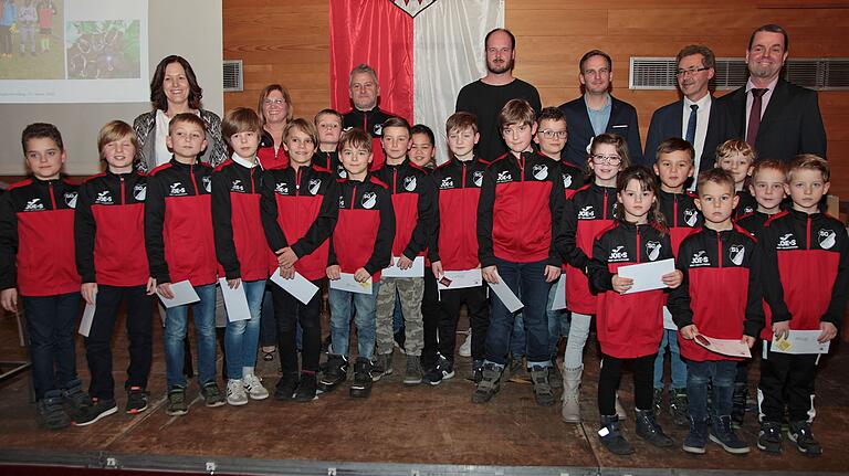 Erfolgreiche junge Sportler wie die U6- und U9-Nachwuchs-Kicker wurden beim Neujahrsempfang der Gemeinde Hettstadt ausgezeichnet. Erfolgreiche junge Sportler wie die U6- und U9-Nachwuchs-Kicker wurden beim Neujahrsempfang der Gemeinde Hettstadt ausgezeichnet.