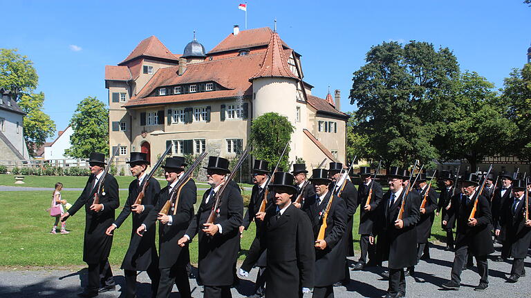 Einzug der Bürgerwehr in den Schlosshof in Rüdenhausen.